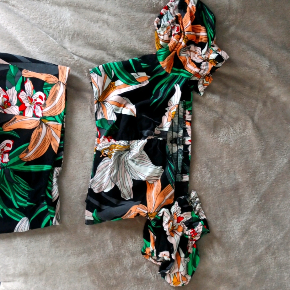 GUESS  matching top and skirt
